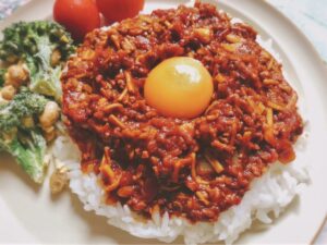 【8月の季節養生】残暑の疲労をスッキリリセット！「まいたけでかさまし トマトとひき肉のカレー」