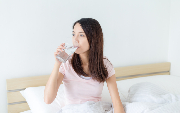 水を飲む女性